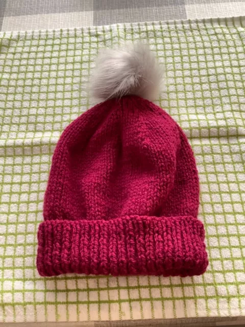 Chapeau femme tricoté à la main avec fausse fourrure Pom Pom - magenta