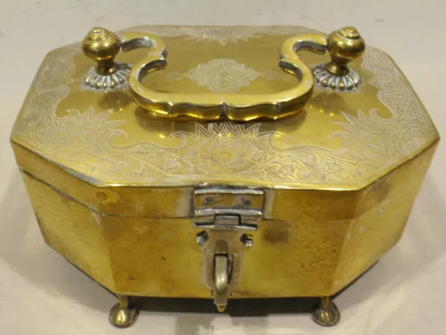 Antiguo Latón Cofre Baño Calentador Con Contenedores, Agitador, Tablet Y Pies