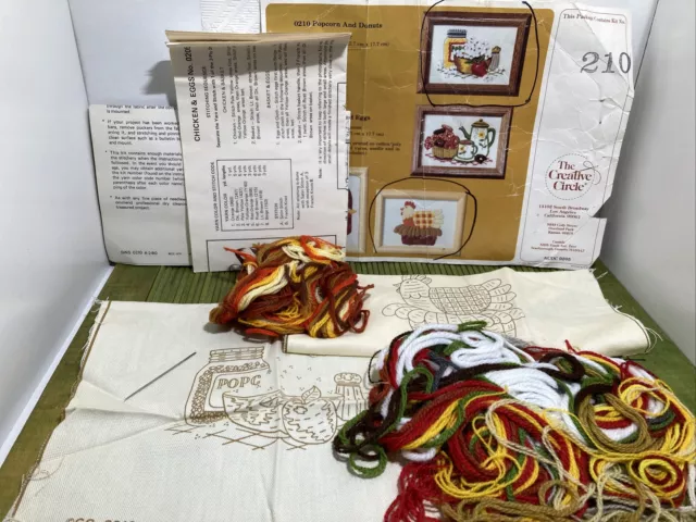 Kit de bordado de colección círculo creativo de pollo y huevos y lote de 2 lienzos de palomitas de maíz
