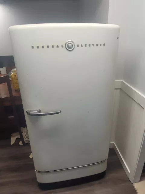 Vintage Collectible Late 30's GM Frigidaire Refrigerator model 5-39 Works  great
