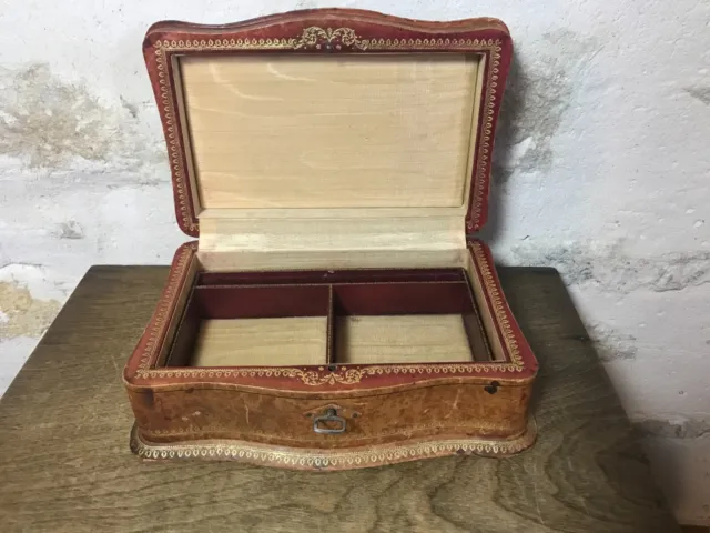 Ancienne  boite à bijoux amovible en cuir du XIX siècle, avec sa clef.