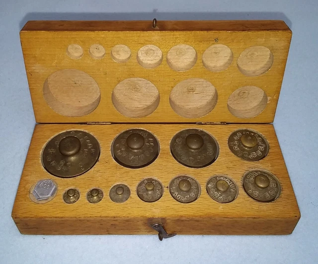 13 Alte Messing Gewichte im Holzbox mit Deckel 500mg-200gr. H 378
