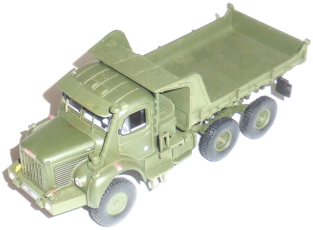 Le camion militaire Berliet GBC 8 Kt lot 7 de Solido au 1/50e avec traces de colle