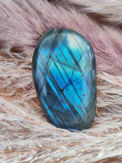 Galet en Labradorite bleue