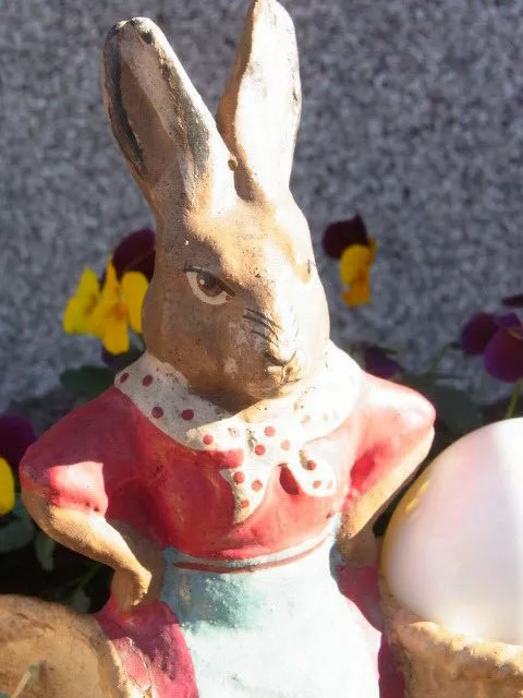 GROßE OSTERHASENFRAU HASENFRAU ALS MARKTHÄSIN :-) MATERIAL PAPPMACHÉ  URALT