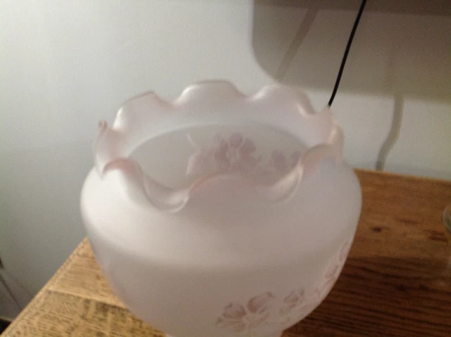 PLAFONNIER EN OPALINE DÉCOR FLEURS - Attique Paris