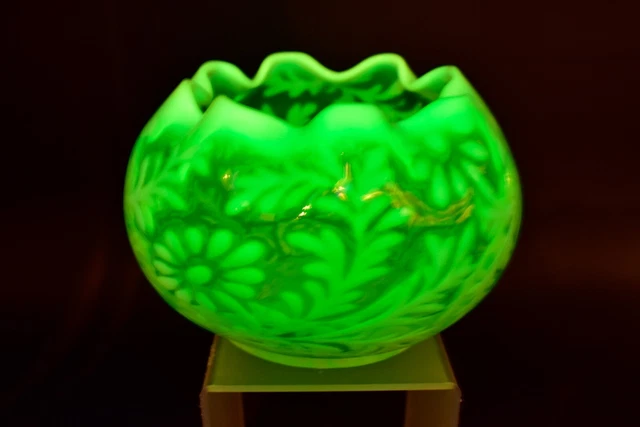 Northwood Daisy & Fern Opalescent Vaseline / Uranium Glass Ruffled Bowl