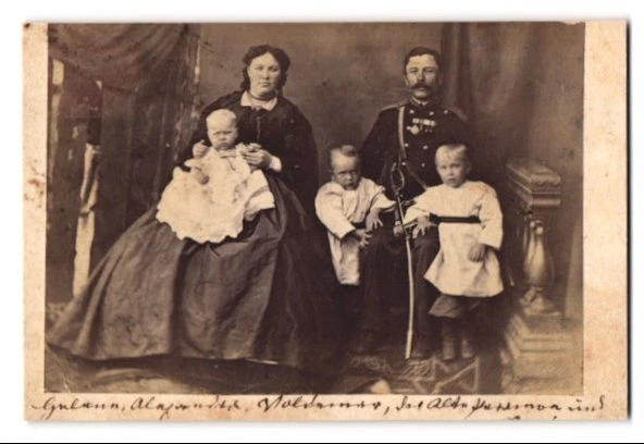 Fotografie unbekannter Fotograf und Ort, Portrait russischer Soldat in Uniform