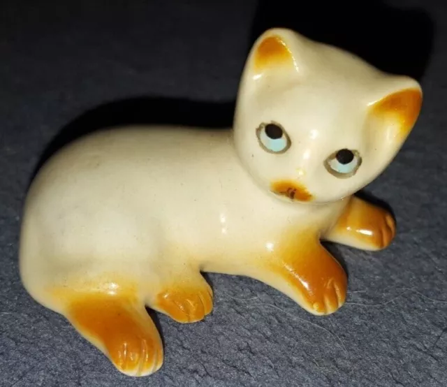 Dekofigur liegendes Katzenbaby - Porzellan - Höhe 3 cm - Breite 5 cm