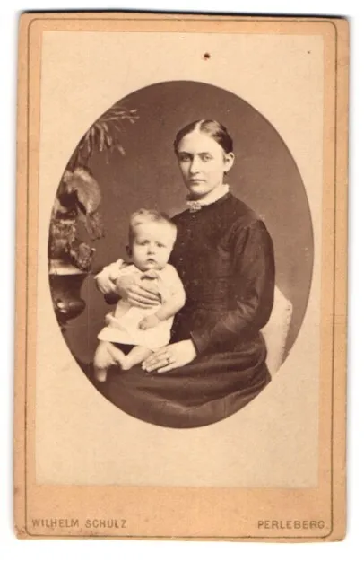 Fotografie Wilhelm Schulz, Perleberg, junge brandenburgische Mutter mit ihrem S