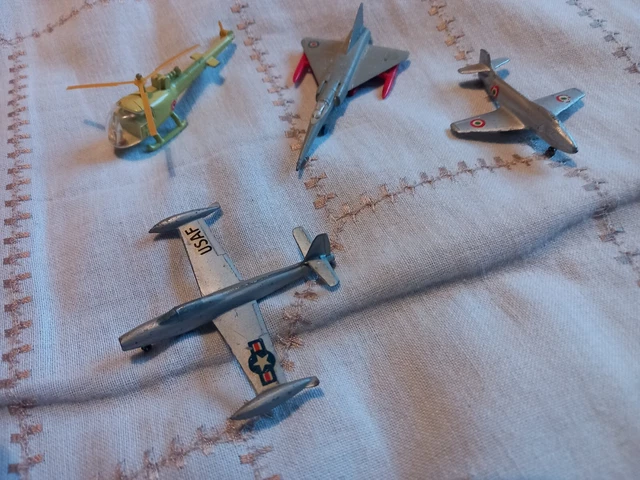 Un lot de 5 avions miniatures en métal incomplets au 1/150e