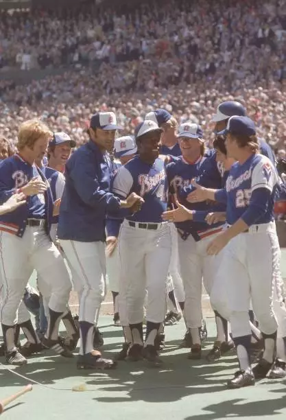 Atlanta Braves Hank Aaron victorious with Tom House and other team - Old Photo