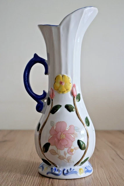 Vase En Porcelaine Blanche Avec Décor Fleurs En Relief - Hauteur 17,5 Cm, Occasion Parfait état