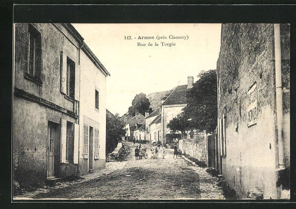 CPA Armes, Vue dans la Rue de la Torgee