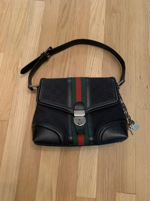 Gucci Purse. Signature Gucci pattern with silver hardware. Gucci Purse. Signature Gucci pattern with silver hardware.