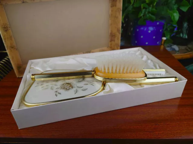 Coffret nécessaire de coiffure, complet, brosse, peigne, miroir, fleurs 3