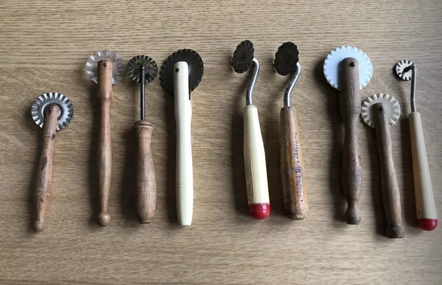9 Teigrädchen Teigroller Konvolut, 1x Porzellan, 1x Dr Oetker