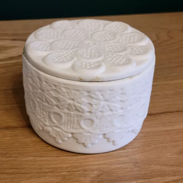 Petite boîte ronde en porcelaine biscuit motif floral et dentelle