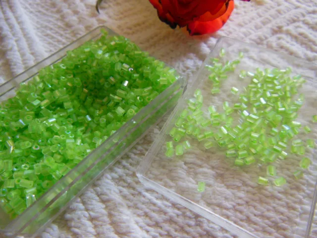Lot environ 20 grammes de perles tube vert nacré en verre  n°131