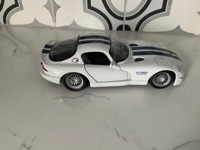 Maisto Diecast Dodge Viper GT2 1/24 Scale WHITE/BLUE