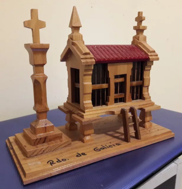Hórreo gallego madera con cruceiro. Apertura techo. Decoracion Galicia