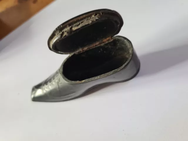 ancienne boite a priser tabatière forme d'une chaussure . 2