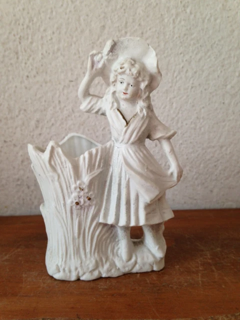 ANCIENNE STATUETTE EN BISCUIT JEUNE FILLE SUJET FIGURINE porte fleurs vintage