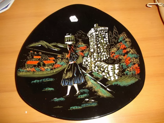 ASSIETTE TRIANGULAIRE NOIRE EN ÉMAUX DE LONGWY Décor Porteuse d'eau N°3522