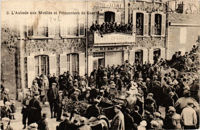 CPA AK Military - Aubade aux Mutilés et Prisoners of War (698101)