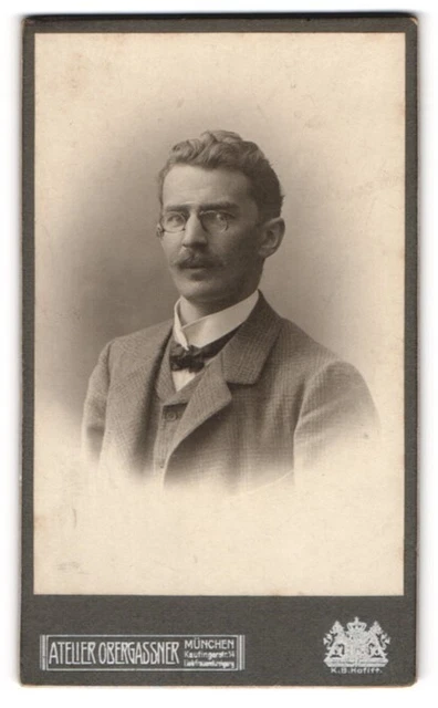 Fotografie M. Obergassner, München, Kaufingestr. 14, Elegant gekleideter Herr m