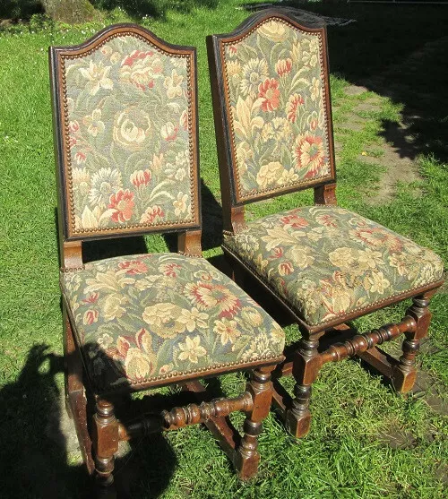 Deux chaises style Louis XIII  Assez bon État