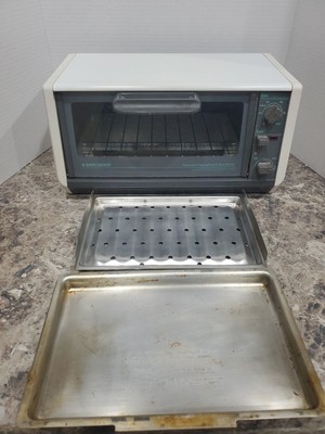 Black & Decker Spacemaker Under Cabinet Toaster Oven TRO 500 TY2 w/Pans