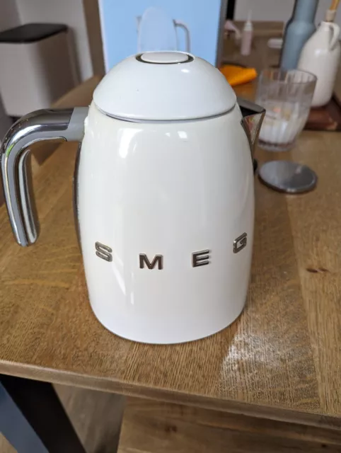 Smeg KLF04WHUK  Stainless Steel Variable Temperature Kettle 3D Logo - White