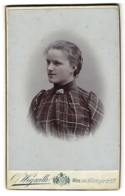 Fotografie Otto Wegrath, Wien, Währingerstr. 107, Junge Dame im karierten Kleid