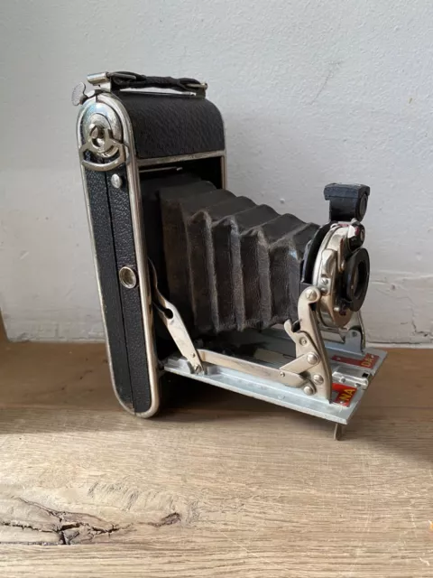 Antica macchina fotografica (marca Lumiere)