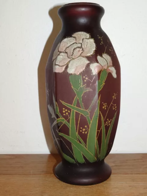 Beau Vase en Verre Pressé Violet Emaillé à Décor de Fleurs Signé Jem