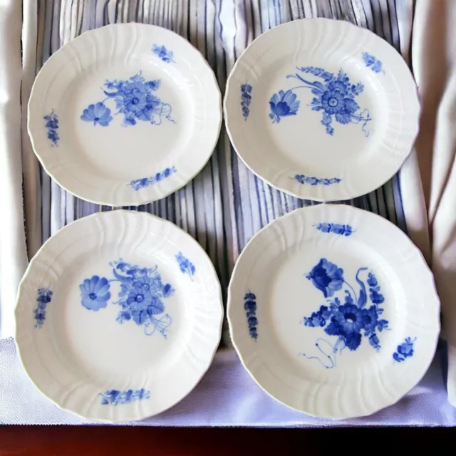 Denmark. Royal Copenhagen. Assiette creuse en porcelaine modèle fleurs bleues