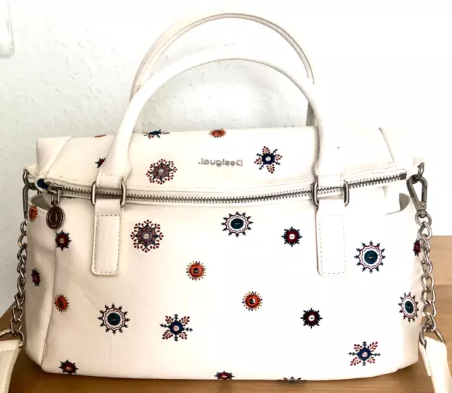 Handtasche - Umhängetasche von Desigual. Weiß mit Schmuckelementen.