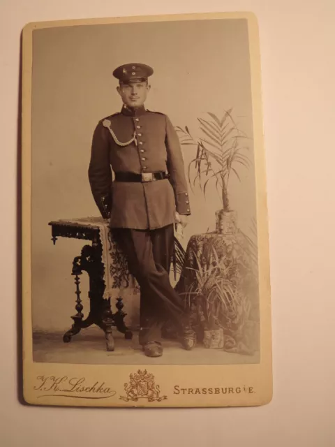 Strassburg i. E. - stehender Soldat in Uniform mit Schützenschnur  Kulisse / CDV