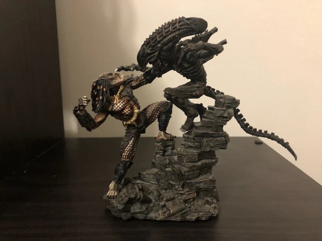 ALIEN VS. PREDATOR - xenomorph and predator interlocking statue ...