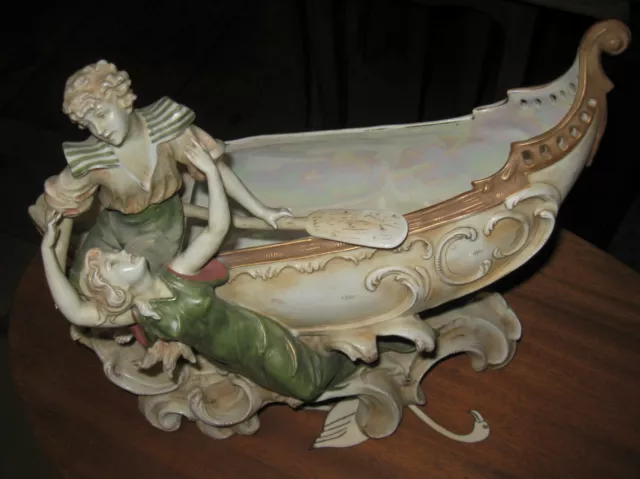 BOHEME  ? - GRANDE COUPE EN PORCELAINE BAISER DANS UNE BARQUE Hauteur 28 cm