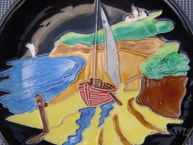 Assiette céramique décor relief bateaux signée Tess