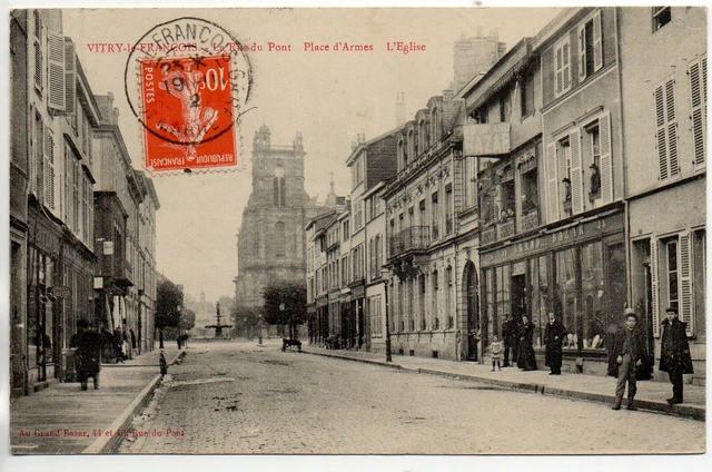 VITRY LE FRANCOIS - Marne - CPA 51 - Rue du pont - Magasin " au grand Bazar "