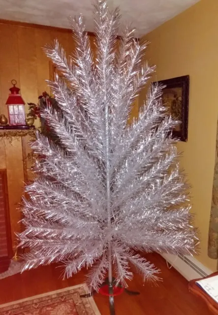 https://www.picclickimg.com/gNIAAOSwYS9laOMI/Vintage-Aluminum-Christmas-Tree-MCM-1950s-100-Branches.webp