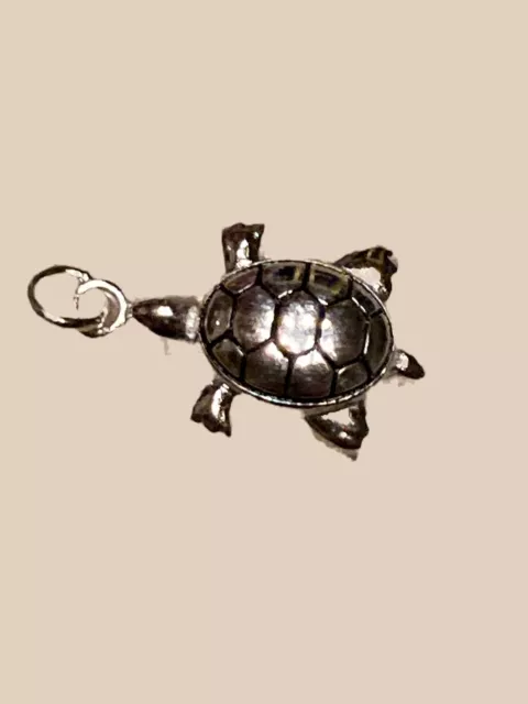 Pendentif tortue sculté en argent