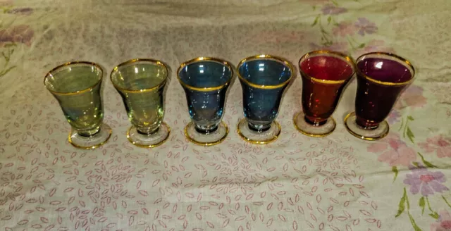 Ensemble de 6 verres à liqueur anciens , différentes couleurs irisées.