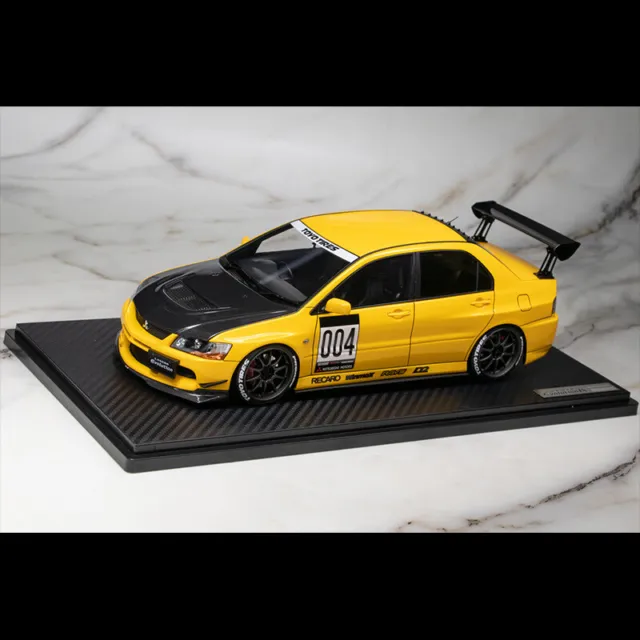 Ignition 1:18 Mitsubishi Lancer CT9A EVO IX Automodells Yellow/Carbon mit Sockel