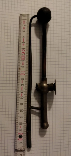 ANCIEN PETIT FIL à plomb en bronze ou laiton. Vieux outils, maçon