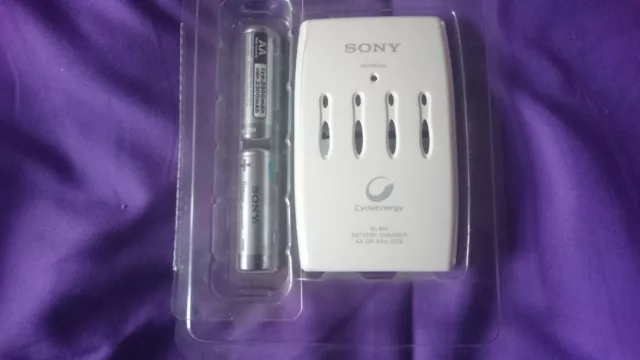 Rechargable Charger Sony BCG-34HRE New with 4  Sony AA 2600mhA Batteries sealed