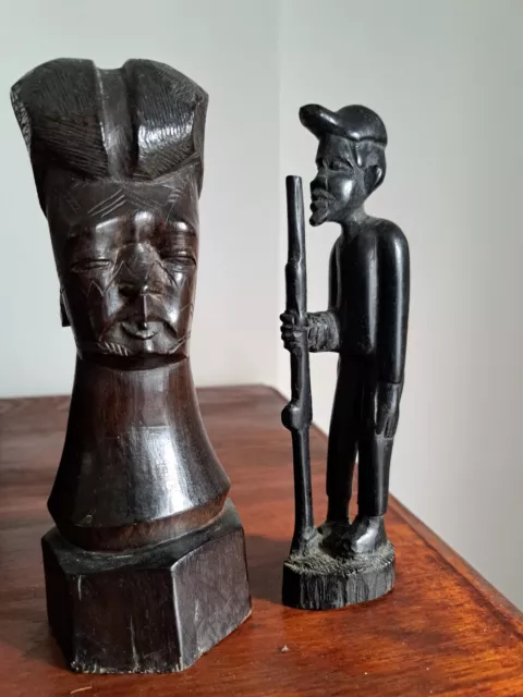 Dos figuras de arte Makonde de Mozambique. Arte africano. Africa.